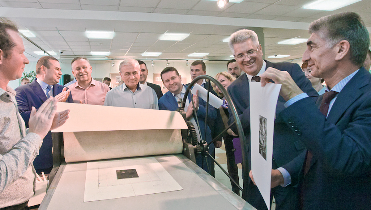 Первый оттиск на выставке сделали Роман Беков и Сергей Четвериков