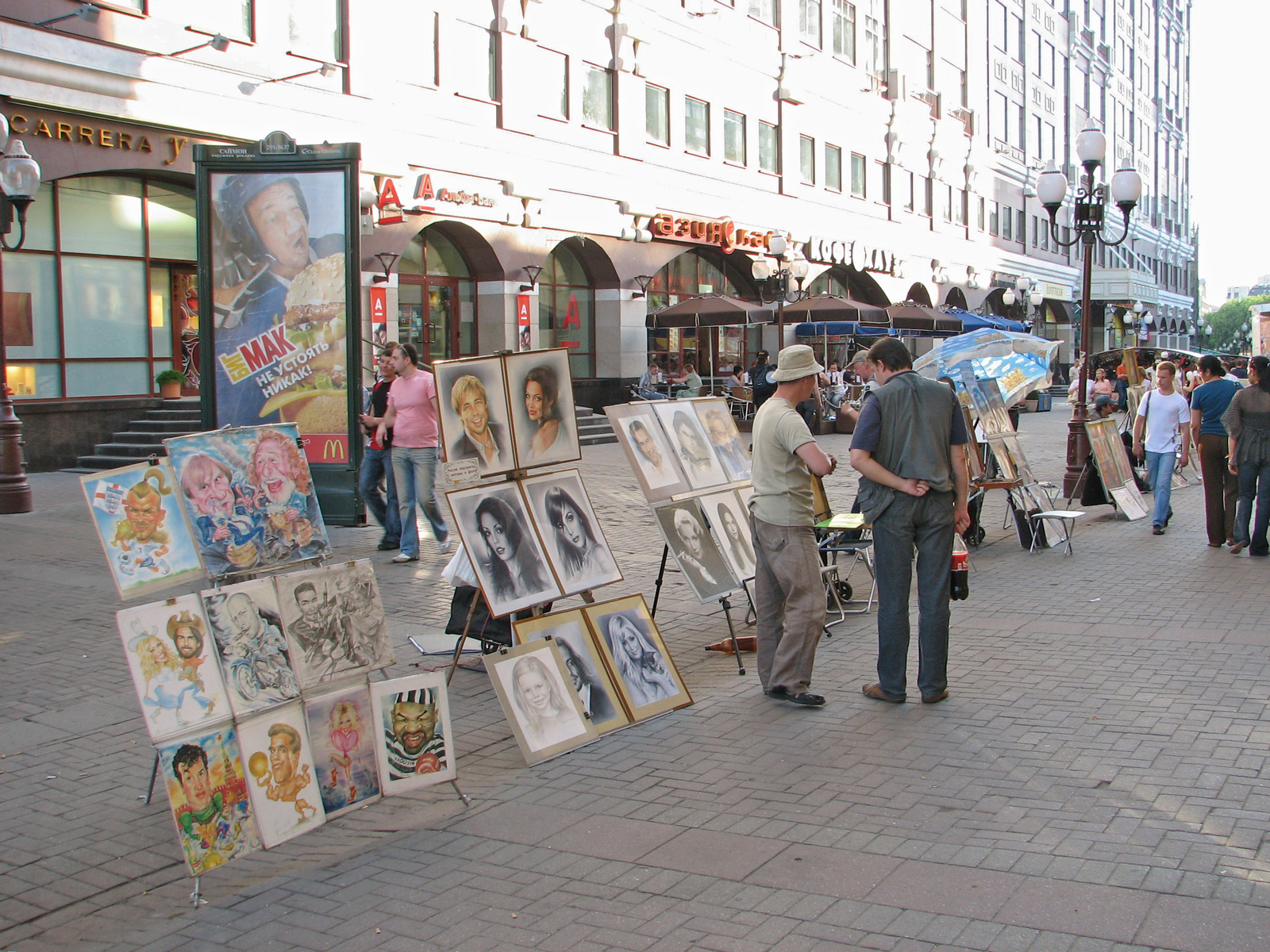 Уличные художники на Арбате в Москве
